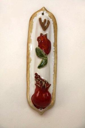 בית מזוזת השפע מעוטרת רימונים. שרה כרמל עיצובים