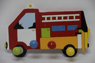 מתלה עץ בצורת מכבה אש לחדר ילדים